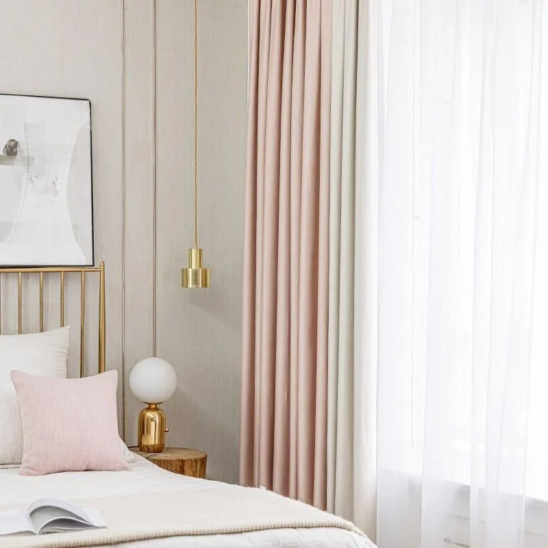 Chambre moderne et élégante avec un lit cosy agrémenté d'oreillers décoratifs rose, rideaux doux et lumineux, et éclairage suspendu doré. Décoration intérieure contemporaine idéale pour un espace chaleureux et accueillant.