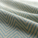 Tissu avec motif à chevrons de couleur bleue et beige, idéal pour la décoration intérieure ou la création de vêtements stylés, avec un allure moderne et élégante.