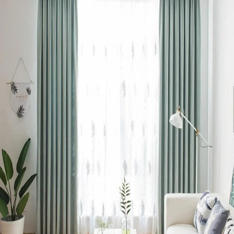 Rideaux élégants de couleur verte pour salon moderne, apportant une touche de fraîcheur et de luminosité à l'espace. Parfait pour compléter la décoration intérieure avec une ambiance apaisante et contemporaine.