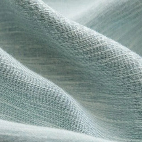 Texture de tissu doux et ondulé en teinte bleu ciel, idéale pour confection textile et décoration intérieure, mettant en valeur l'élégance et la modernité. Découvrez comment cette étoffe ajoute une touche sophistiquée à votre espace.