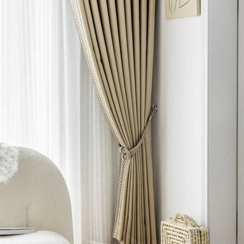 Rideaux élégants de couleur beige clair pour la décoration intérieure, offrant une ambiance chaleureuse et sophistiquée à votre salon. Ces rideaux sont parfaits pour compléter un design minimaliste tout en ajoutant une touche de style moderne à votre espace de vie. Optimisez votre confort et votre intimité avec ce choix décoratif intemporel.
