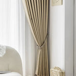Rideaux élégants de couleur beige clair pour la décoration intérieure, offrant une ambiance chaleureuse et sophistiquée à votre salon. Ces rideaux sont parfaits pour compléter un design minimaliste tout en ajoutant une touche de style moderne à votre espace de vie. Optimisez votre confort et votre intimité avec ce choix décoratif intemporel.