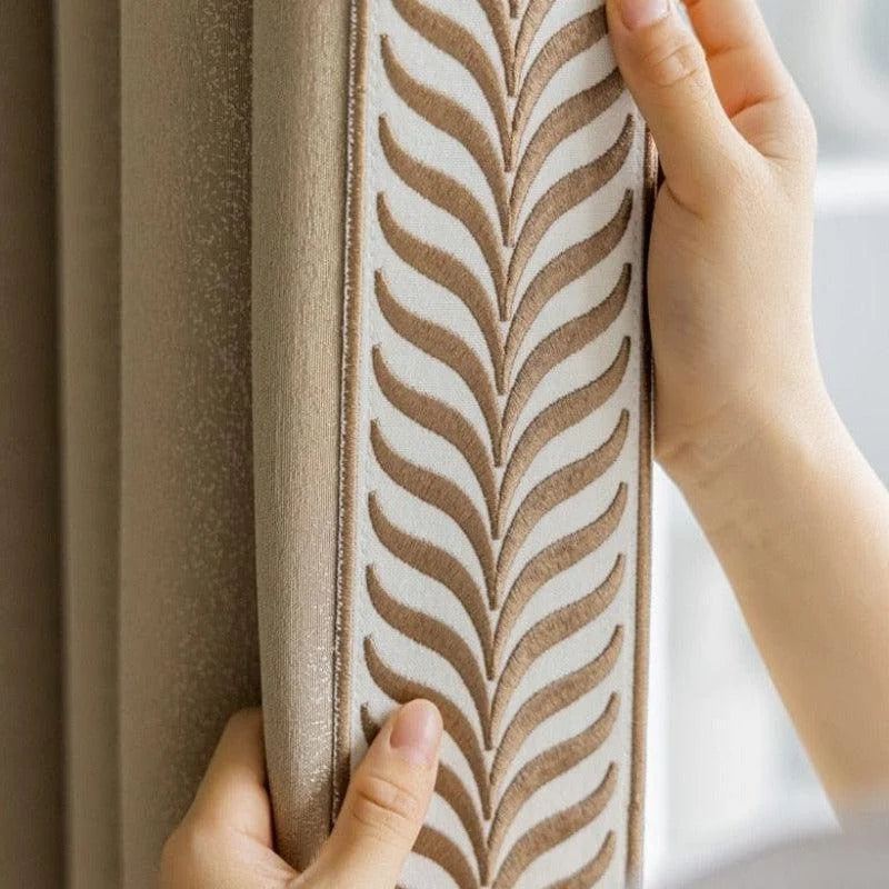 Rideau beige avec motif géométrique en relief. Accessoire d'intérieur élégant pour maison ou bureau. Idéal pour une décoration moderne et sophistiquée. Facile à intégrer dans divers styles de décoration intérieure. Effet apaisant et raffiné.