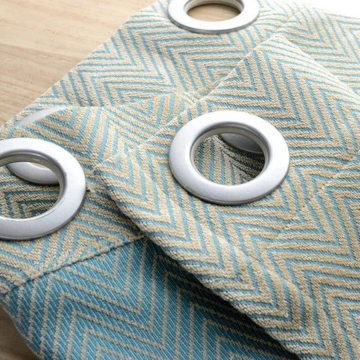 Rideau à œillets avec design à chevrons bleus et beige, idéal pour apporter une touche moderne et élégante à votre intérieur. Accessoire de décoration polyvalent pour salon, chambre ou bureau, facile à installer et à entretenir. Transforme votre espace avec style et sophistication.