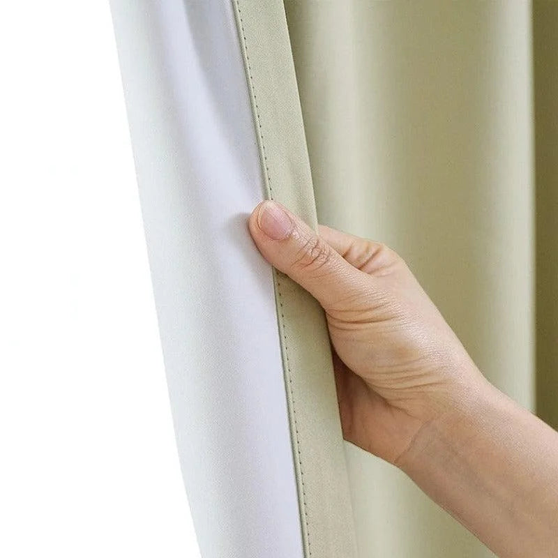 Rideau occultant beige, parfait pour bloquer la lumière et créer une ambiance confortable dans votre intérieur. Idéal pour la chambre à coucher ou le salon, ce rideau élégant assure une meilleure isolation thermique et intimité. Facile à installer, il s’adapte à toutes les décorations.