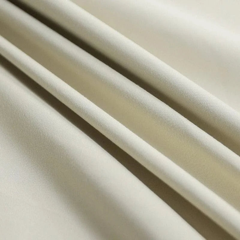 Tissu beige élégant pour décoration intérieure, idéal pour confection de rideaux ou housses de coussins. Design sobre et raffiné, parfait pour un style classique ou moderne. Ce tissu assure une ambiance chaleureuse et accueillante dans votre espace de vie.