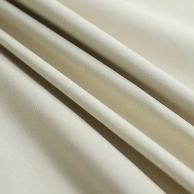 Tissu beige élégant pour décoration intérieure, idéal pour confection de rideaux ou housses de coussins. Design sobre et raffiné, parfait pour un style classique ou moderne. Ce tissu assure une ambiance chaleureuse et accueillante dans votre espace de vie.