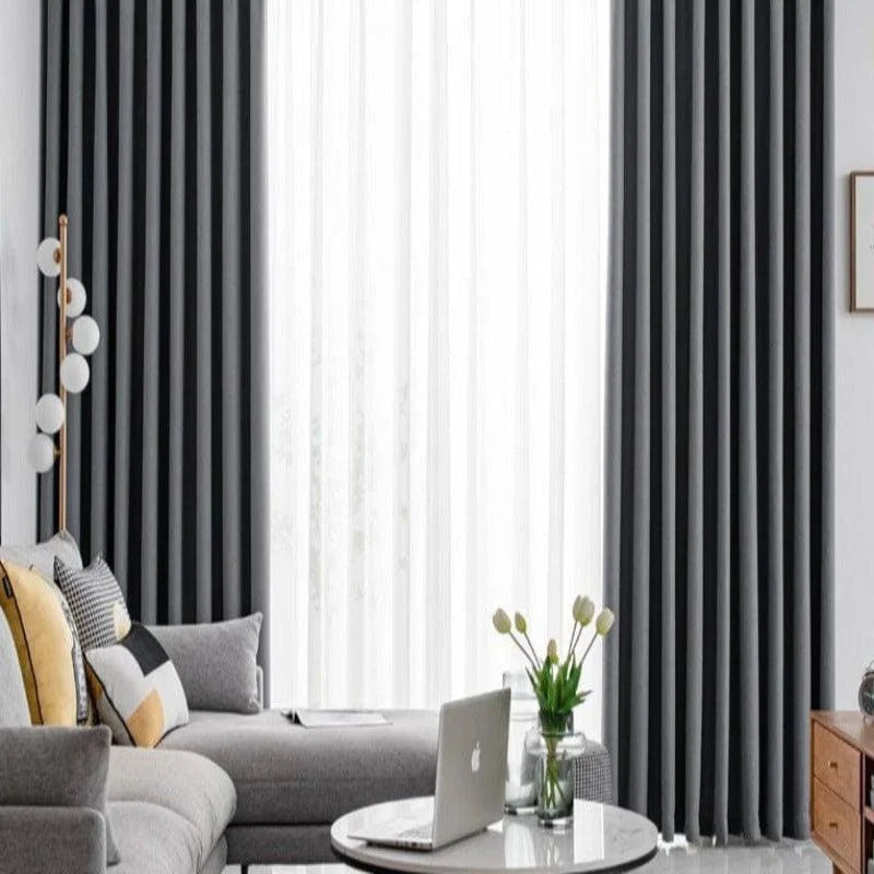 Rideaux élégants gris dans un salon moderne avec canapé confortable, lampe design et table basse. Idéal pour créer une atmosphère chaleureuse et stylée. Accessoire déco essentiel pour une maison contemporaine.