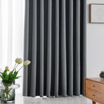 Rideaux obscurcissants gris pour un intérieur moderne et élégant, parfaits pour le salon ou la chambre à coucher. Ces rideaux offrent une solution chic pour contrôler la lumière et préserver l'intimité. Idéal pour une décoration contemporaine avec une touche sophistiquée.