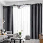 Rideaux élégants pour salon moderne, harmonie parfaite avec un canapé gris et des accessoires décoratifs contemporains, offrant une ambiance chic et raffinée. Luminosité douce idéale pour l'intérieur.