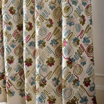 Rideaux décoratifs aux motifs floraux et géométriques colorés, parfaits pour ajouter une touche vibrante et artistique à votre intérieur. Ces rideaux rehaussent l'esthétique de votre salon ou chambre, créant une ambiance chaleureuse et accueillante. Idéal pour ceux qui recherchent un design original et expressif.
