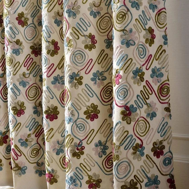 Rideaux décoratifs aux motifs floraux et géométriques colorés, parfaits pour ajouter une touche vibrante et artistique à votre intérieur. Ces rideaux rehaussent l'esthétique de votre salon ou chambre, créant une ambiance chaleureuse et accueillante. Idéal pour ceux qui recherchent un design original et expressif.