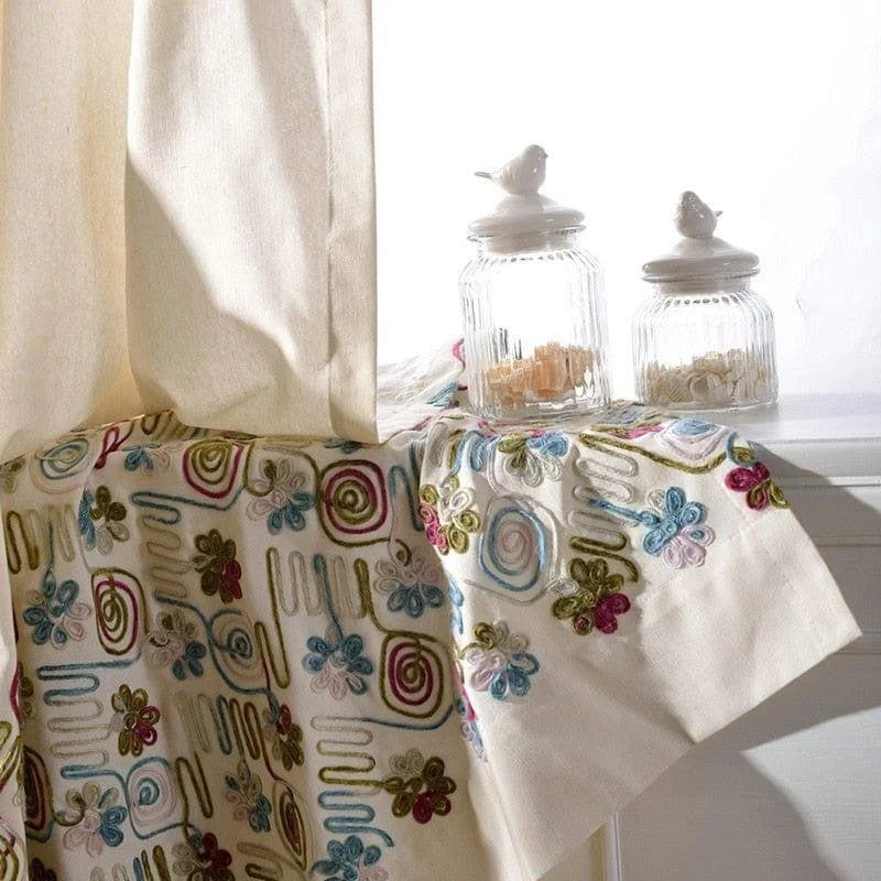 Voilage décoratif élégant avec motifs floraux et géométriques colorés, parfait pour un intérieur lumineux et accueillant. Transformez votre espace de vie avec ce rideau moderne au design original. Accessoirisé de jolis pots en verre à couvercle avec décoration d'oiseau pour une touche raffinée sur votre table ou buffet. Idéal pour ajouter une touche de sophistication et de chaleur à n'importe quelle pièce.