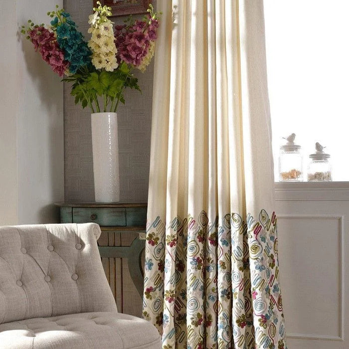 Rideaux élégants avec motifs floraux colorés au bas, parfaits pour ajouter une touche de sophistication à votre salon. Ces rideaux s'adaptent harmonieusement à un décor moderne et accueillant, apportant luminosité et style à votre intérieur. Ideal pour les espaces nécessitant une ambiance chaleureuse.