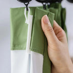 Rideau vert avec fixation pratique, idéal pour décorer votre intérieur et ajouter une touche de couleur apaisante à votre pièce. Ce rideau est parfait pour les salons, chambres ou bureaux, offrant une solution élégante et fonctionnelle pour habiller vos fenêtres. Facile à installer avec des crochets solides, ce rideau vous assure une fixation sécurisée et durable.