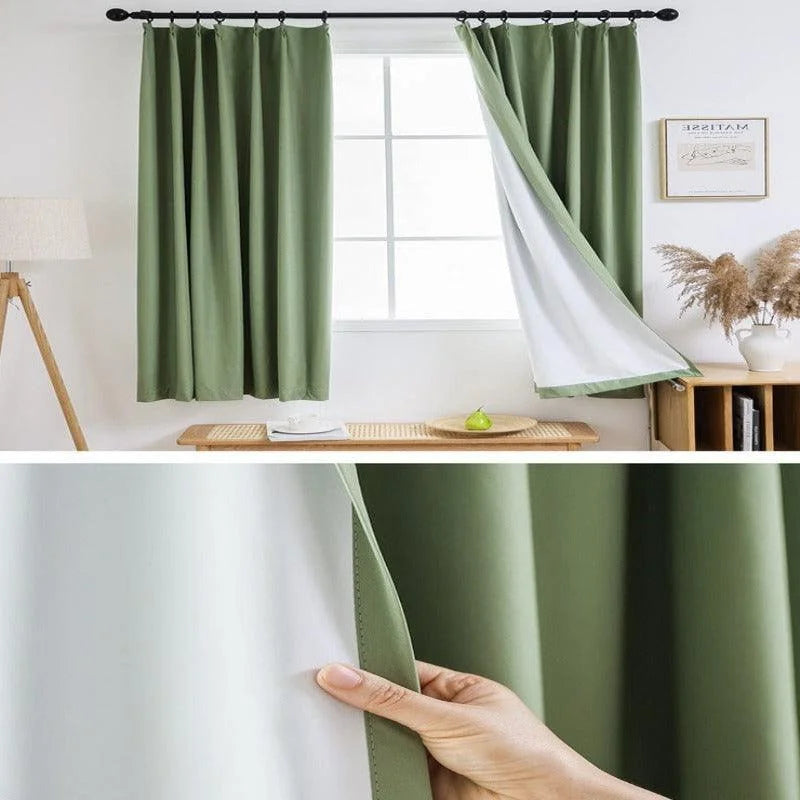 Rideaux opaques verts pour salon avec doublure blanche, design moderne et élégant, parfait pour un intérieur chic. Idéal pour bloquer la lumière et offrir une ambiance cosy. Accessoire déco incontournable pour fenêtre, ajoutant une touche de sophistication à votre espace de vie.