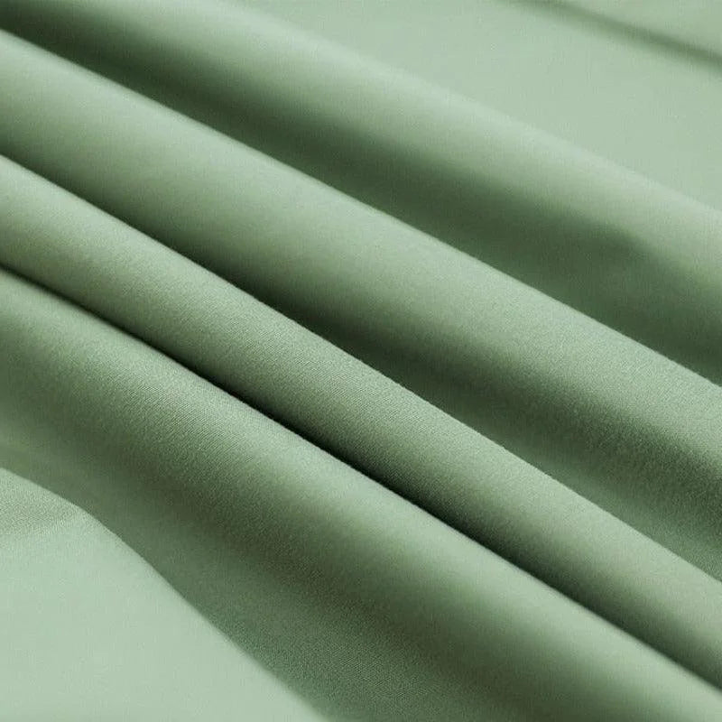 Tissu drapé vert clair, parfait pour la création de vêtements élégants et modernes. Son apparence lisse ajoute une touche sophistiquée à vos projets de couture et de décoration intérieure, offrant une ambiance apaisante et naturelle. Ideal pour les confectionneurs à la recherche d'un style unique et intemporel.