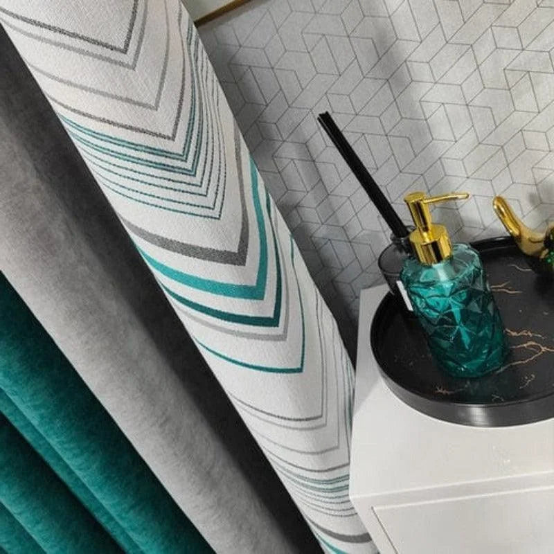 Rideau moderne avec motifs géométriques, idéal pour la décoration intérieure. Ce produit est parfait pour ajouter une touche d'élégance et de design contemporain à votre salon ou chambre à coucher. Accompagné d'un distributeur de savon d'un ton turquoise, il complète harmonieusement la décoration de votre espace.