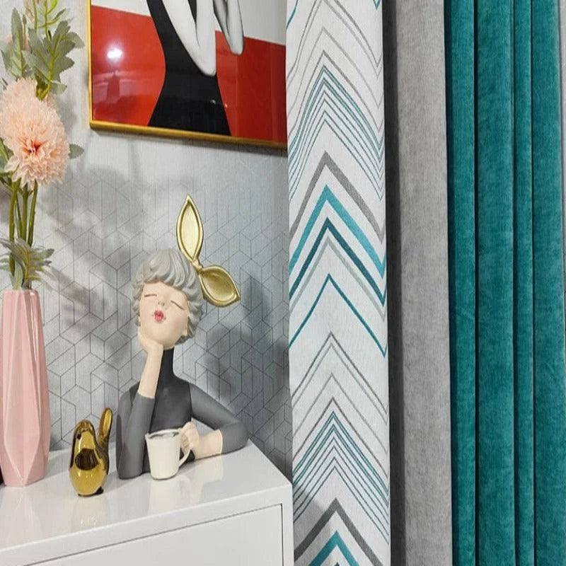 Décoration intérieure moderne avec rideaux multicolores et motifs géométriques, assortis à des éléments décoratifs élégants sur une commode blanche, comprenant une sculpture artistique et un vase contemporain avec des fleurs. Ambiance design et originale pour un salon style contemporain.