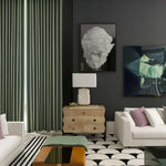 Salon moderne avec décoration élégante, featuring un canapé blanc et des coussins colorés pour un confort optimal. Une table basse design et un tapis graphique complètent l'esthétique contemporaine de l'espace. Rideaux aux tons doux et éclairage tamisé créent une ambiance chaleureuse. Parfaite harmonisation entre art mural et mobilier chic pour une atmosphère sophistiquée.