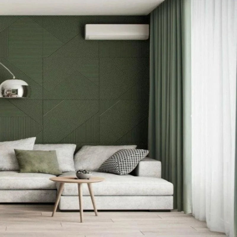 Canapé élégant avec coussins dans un salon moderne au décor vert. Mur d'accent texturé avec rideaux assortis. Idéal pour un espace de détente contemporain et stylé.