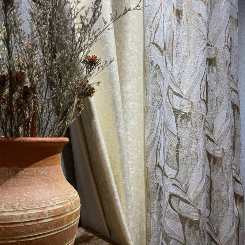 Papier peint élégant aux motifs floraux et botaniques, parfait pour ajouter une touche artistique et naturelle à votre intérieur. Disponible en teintes neutres pour s'harmoniser avec divers styles de décoration. Idéal pour le salon ou la chambre à coucher. Vase décoratif avec de jolies fleurs séchées en arrière-plan, complétant l'ambiance naturelle de la scène.