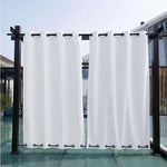 Rideaux occultants blancs suspendus à une structure extérieure moderne, idéaux pour créer un espace privé sur une terrasse ou dans un jardin. Parfaits pour bloquer la lumière du soleil tout en ajoutant une touche élégante à votre espace extérieur.
