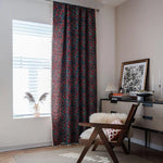 Rideau floral élégant dans un salon moderne, ajoutant une touche de couleur et d'élégance à la décoration intérieure. Accessoirisé avec un fauteuil confortable, un coussin à motifs et un meuble ancien, créant une atmosphère chaleureuse et accueillante. Idéal pour améliorer l'esthétique de votre espace de vie tout en apportant une note tendance.