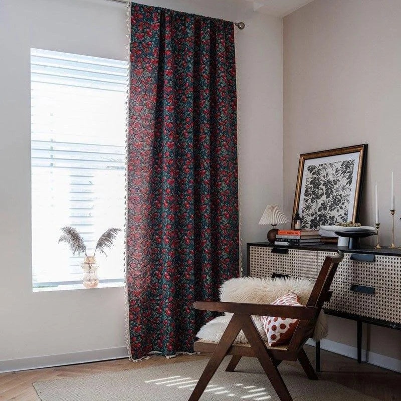 Rideau floral élégant dans un salon moderne, ajoutant une touche de couleur et d'élégance à la décoration intérieure. Accessoirisé avec un fauteuil confortable, un coussin à motifs et un meuble ancien, créant une atmosphère chaleureuse et accueillante. Idéal pour améliorer l'esthétique de votre espace de vie tout en apportant une note tendance.