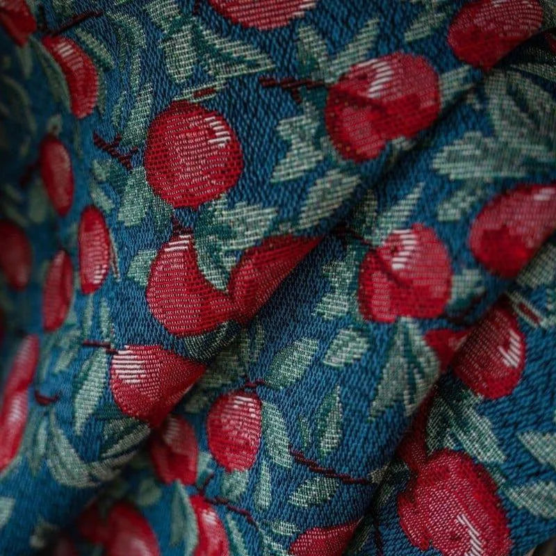 Tissu au motif coloré de pommes rouges sur fond bleu, parfait pour la décoration intérieure ou la confection de vêtements originaux. Ce design vibrant apporte une touche fruitée et chaleureuse à votre espace. Idéal pour les amateurs de motifs audacieux et distinctifs.