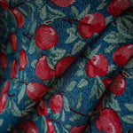 Tissu au motif coloré de pommes rouges sur fond bleu, parfait pour la décoration intérieure ou la confection de vêtements originaux. Ce design vibrant apporte une touche fruitée et chaleureuse à votre espace. Idéal pour les amateurs de motifs audacieux et distinctifs.