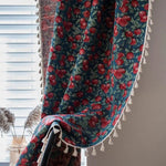 Rideau décoratif avec motif floral rouge et fond bleu, idéal pour ajouter une touche de couleur à votre intérieur. Ce design élégant est parfait pour les salons modernes et classiques. Accessoirisé de pompons blancs, il apporte une dimension esthétique unique à votre décoration.