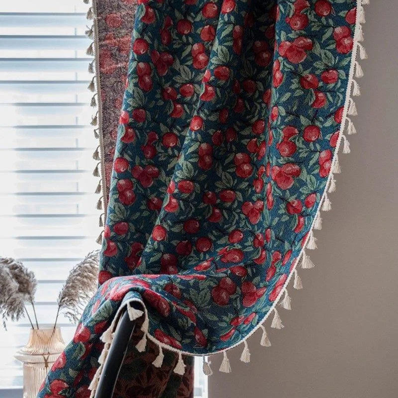 Rideau décoratif avec motif floral rouge et fond bleu, idéal pour ajouter une touche de couleur à votre intérieur. Ce design élégant est parfait pour les salons modernes et classiques. Accessoirisé de pompons blancs, il apporte une dimension esthétique unique à votre décoration.