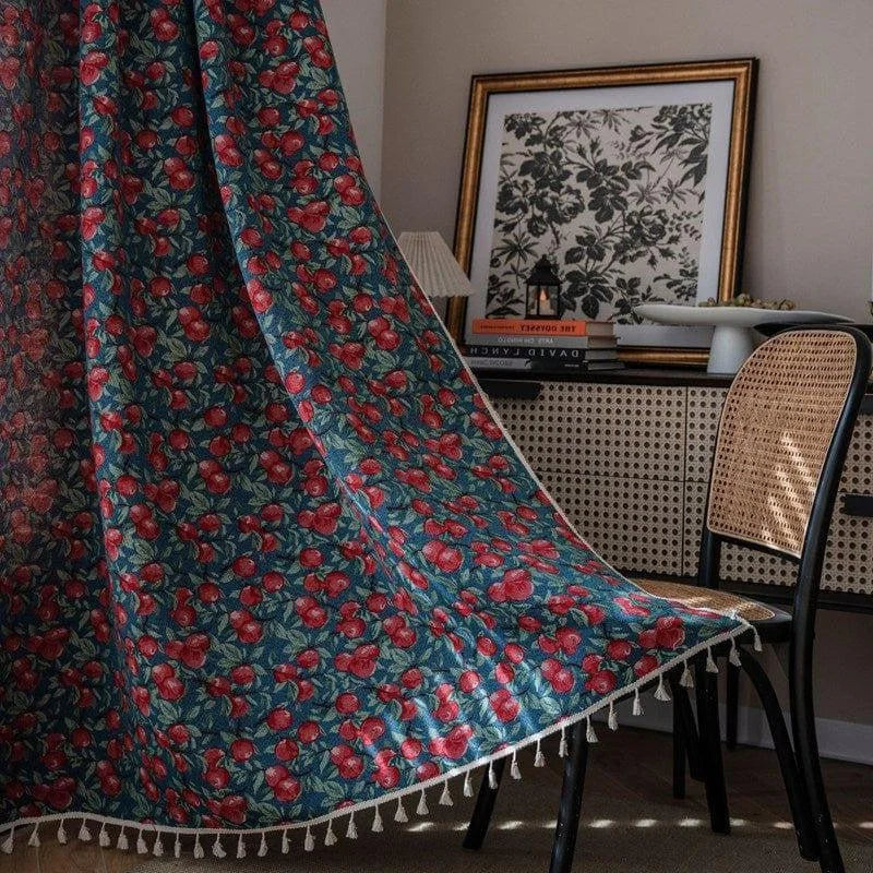 Rideau décoratif à motif floral rouge et bleu, idéal pour sublimer votre intérieur. Ce rideau élégant offre une touche de couleur et de style à toute pièce. Parfait pour les salons, salles à manger ou chambres à coucher. Design accrocheur et tendance pour un look chic et sophistiqué.