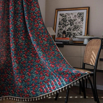 Rideau décoratif à motif floral rouge et bleu, idéal pour sublimer votre intérieur. Ce rideau élégant offre une touche de couleur et de style à toute pièce. Parfait pour les salons, salles à manger ou chambres à coucher. Design accrocheur et tendance pour un look chic et sophistiqué.