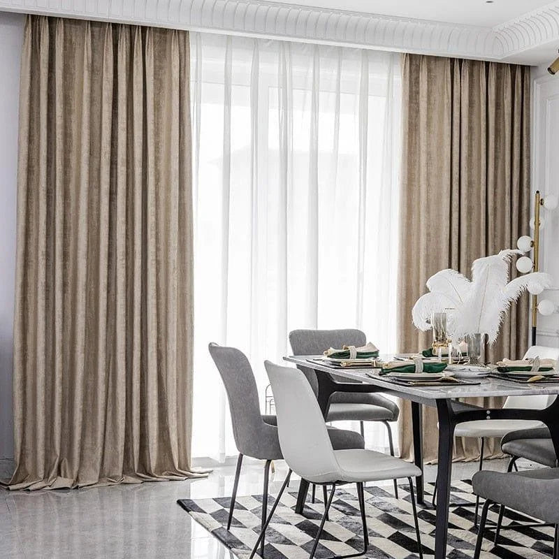 Rideaux élégants pour salon moderne, teinte beige douce, parfaits pour ajouter une touche sophistiquée à votre espace. Ces rideaux sont idéaux pour créer une ambiance chaleureuse et accueillante dans votre salle à manger. Design contemporain qui s'harmonise avec un intérieur chic et raffiné.