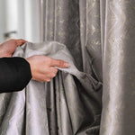 Rideaux élégants avec motifs géométriques gris, ajoutant une touche moderne et raffinée à votre intérieur. Décoration chic pour salon ou chambre, parfaits pour créer une ambiance luxueuse et accueillante. Accessoires de maison tendance, faciles à intégrer dans divers styles de décoration.