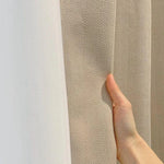 Rideaux élégants avec motif à chevrons dans des tons beiges, parfaits pour ajouter une touche moderne et chaleureuse à votre intérieur. Idéals pour le salon ou la chambre, ces rideaux offrent un équilibre entre design contemporain et confort cocooning. Accessoire de décoration incontournable pour transformer votre espace de vie.
