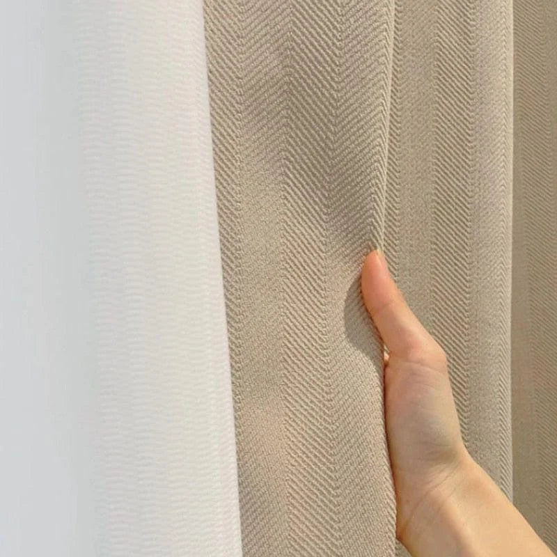 Rideaux élégants avec motif à chevrons dans des tons beiges, parfaits pour ajouter une touche moderne et chaleureuse à votre intérieur. Idéals pour le salon ou la chambre, ces rideaux offrent un équilibre entre design contemporain et confort cocooning. Accessoire de décoration incontournable pour transformer votre espace de vie.