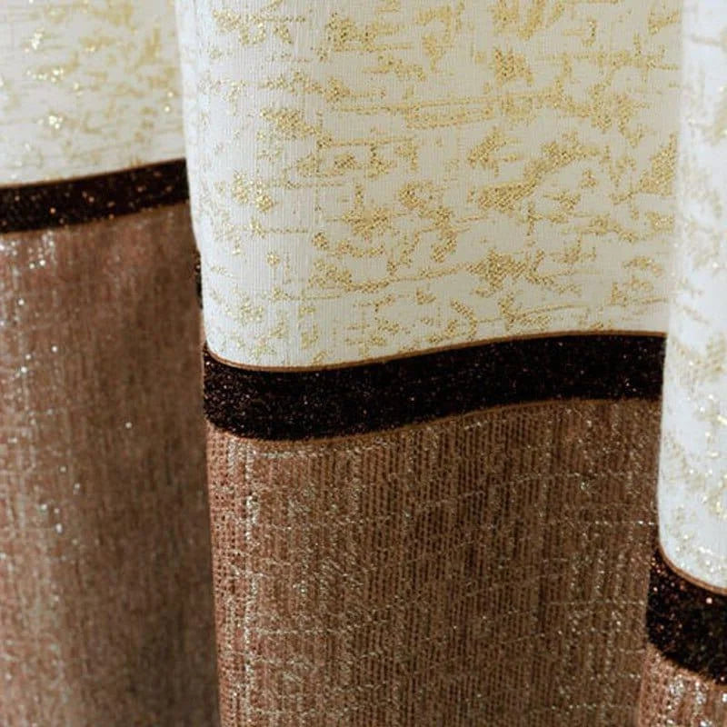 Rideau élégant aux motifs dorés et marrons, idéal pour ajouter une touche de sophistication à votre intérieur. Convient parfaitement pour un salon ou une chambre, apportant chaleur et raffinement à la décoration. Le contraste entre les teintes claires et sombres accentue l'élégance du produit.