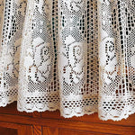 Rideau blanc en dentelle avec motifs floraux, idéal pour ajouter une touche élégante et classique à votre intérieur. Ce rideau raffiné est parfait pour un salon ou une chambre, permettant une diffusion douce de la lumière naturelle tout en préservant l'intimité. Accessoire décoratif chic pour un style intemporel.