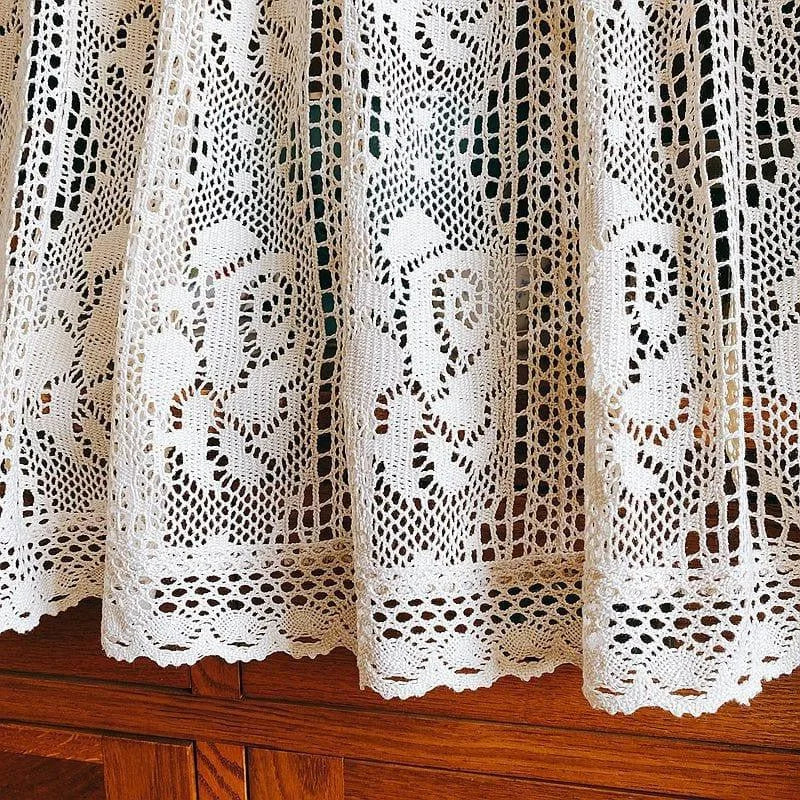 Rideau blanc en dentelle avec motifs floraux, idéal pour ajouter une touche élégante et classique à votre intérieur. Ce rideau raffiné est parfait pour un salon ou une chambre, permettant une diffusion douce de la lumière naturelle tout en préservant l'intimité. Accessoire décoratif chic pour un style intemporel.