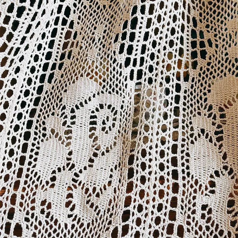 Motif en dentelle floral ajouré élégant, idéal pour ajouter une touche décorative et raffinée à la décoration intérieure. Parfait pour embellir un espace tout en laissant passer délicatement la lumière. Ce design sophistiqué offre une touche d'élégance intemporelle à tout intérieur.