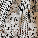 Motif en dentelle floral ajouré élégant, idéal pour ajouter une touche décorative et raffinée à la décoration intérieure. Parfait pour embellir un espace tout en laissant passer délicatement la lumière. Ce design sophistiqué offre une touche d'élégance intemporelle à tout intérieur.