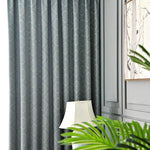 Rideaux élégants aux motifs géométriques raffinés dans un intérieur moderne et lumineux. Parfait pour ajouter une touche de sophistication à votre salon ou chambre à coucher. Décoration d'intérieure avec des éléments naturels et un éclairage tamisé pour une ambiance apaisante.
