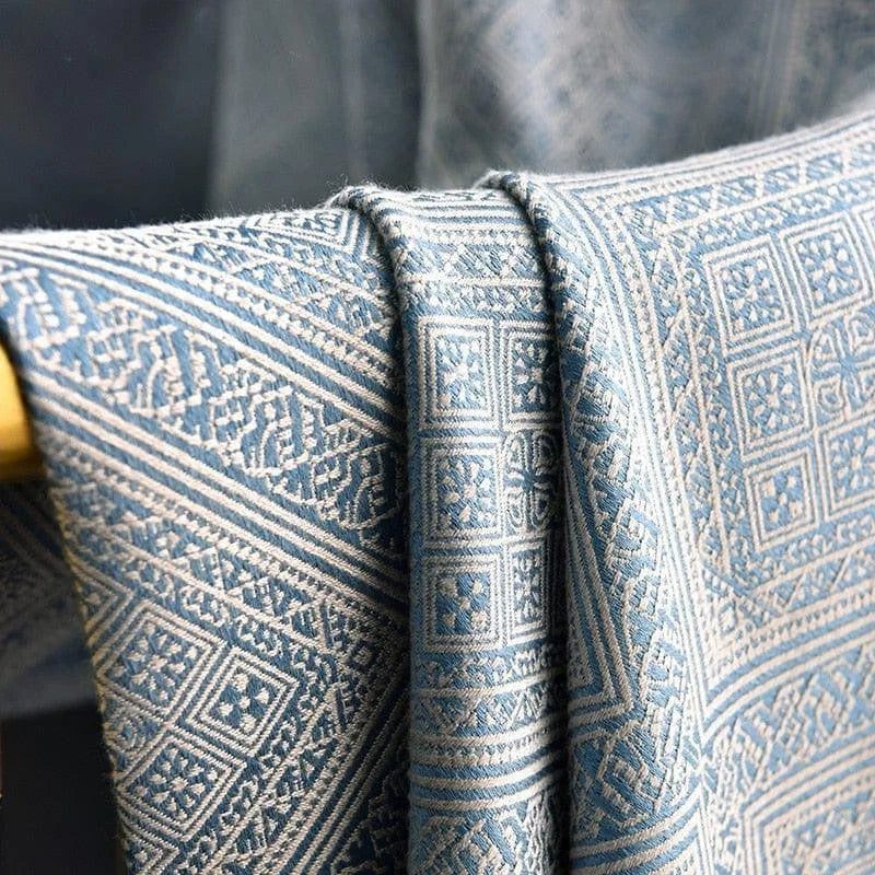 Étoffe décorative bleu et beige avec motifs géométriques détaillés, parfait pour apporter une touche d'élégance et de sophistication à votre intérieur. Design raffiné idéal pour les rideaux ou le mobilier.