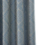 Rideau décoratif bleu à motifs géométriques élégants, idéal pour ajouter une touche sophistiquée et moderne à votre intérieur. Parfait pour le salon, la chambre ou le bureau, ce rideau accentue la luminosité et crée une ambiance chaleureuse dans toute pièce de la maison.