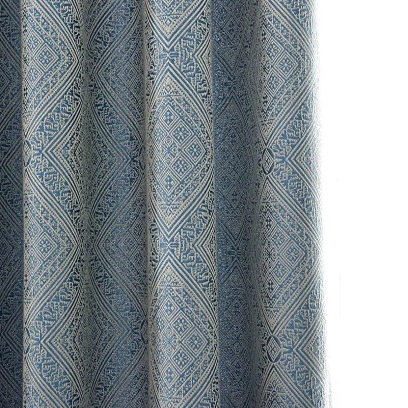 Rideau décoratif bleu à motifs géométriques élégants, idéal pour ajouter une touche sophistiquée et moderne à votre intérieur. Parfait pour le salon, la chambre ou le bureau, ce rideau accentue la luminosité et crée une ambiance chaleureuse dans toute pièce de la maison.