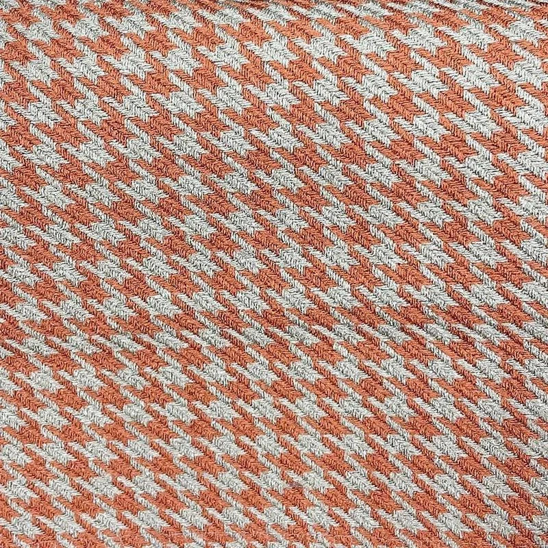Texture à motif pied-de-poule orange et blanc, idéale pour décoration intérieure ou création de vêtements, ajoutant une touche élégante et contemporaine à tout projet.