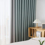 Rideaux d'intérieur élégants et modernes dans une chambre lumineuse avec table de chevet en bois, lampe design et éléments de décoration minimalistes. Idéal pour créer une ambiance apaisante et contemporaine.